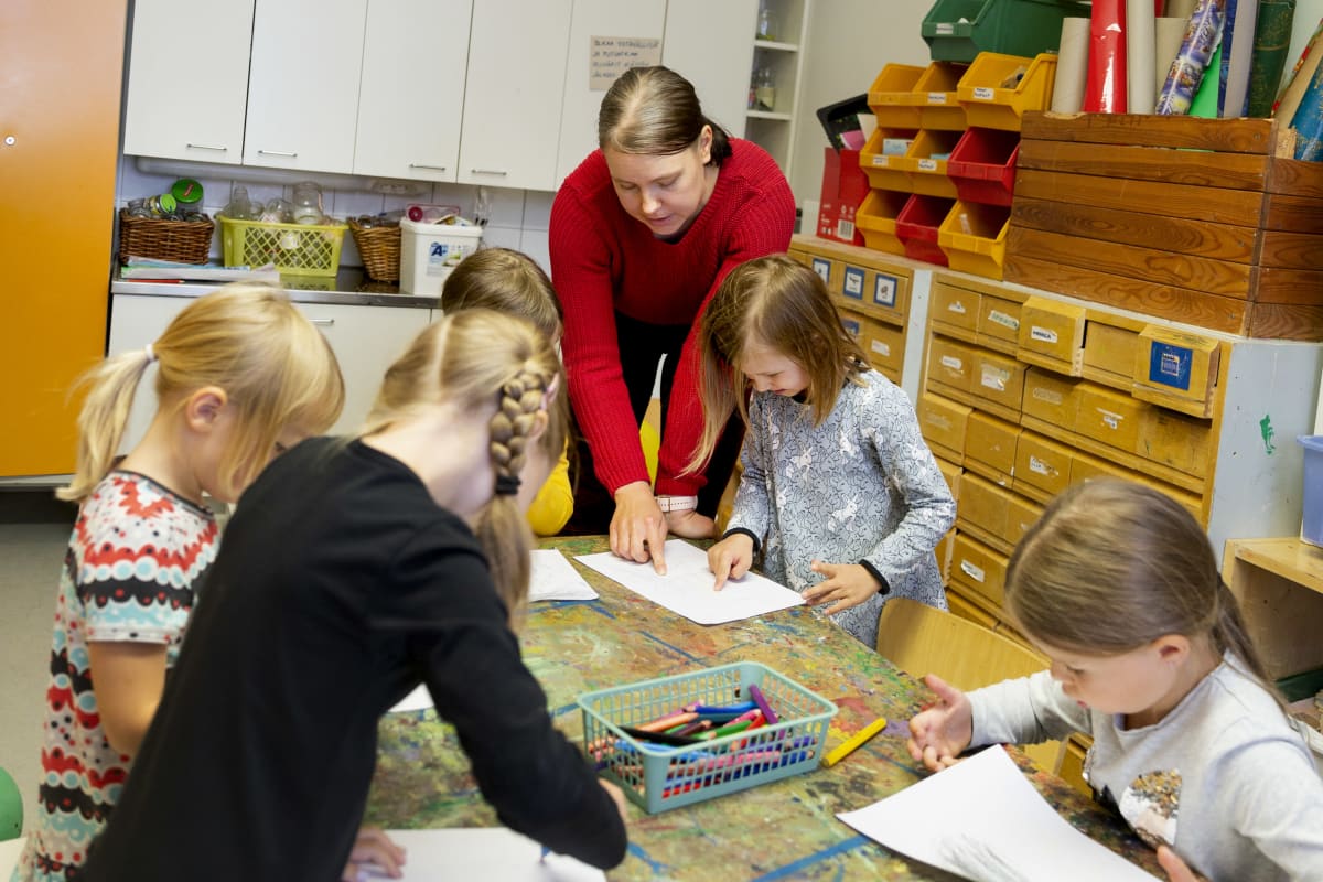 Lapset piirtävät pöydän ääressä.