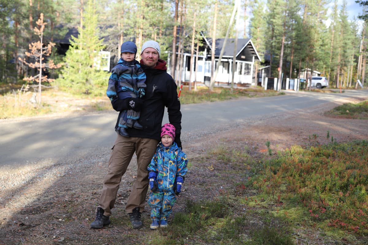 ruskamatkailija Antti Paavilainen poikiensa Ossin ja Topin kanssa