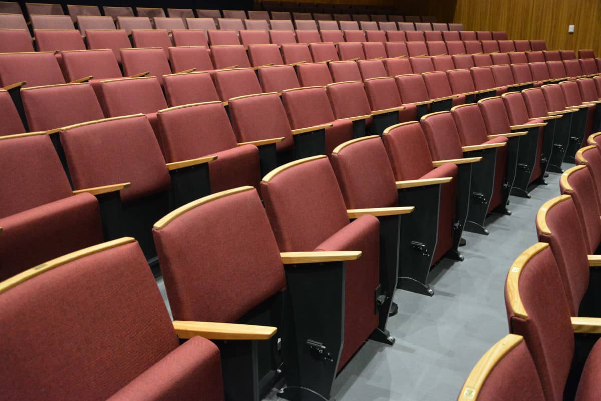 Teatersalong där varannan sits är bortplockad på grund av coronaepidemin.