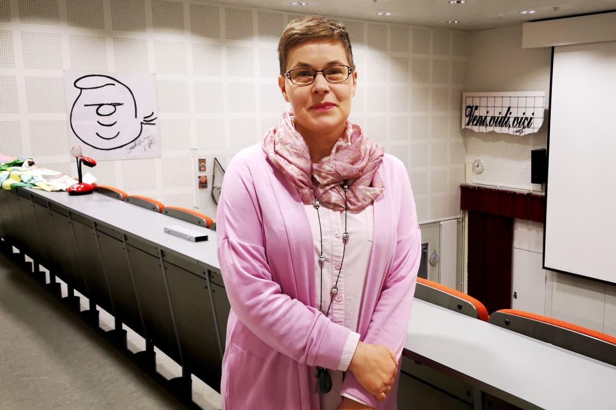 Syväkankaan koulun rehtori Susanne Nyman Jopen salissa.