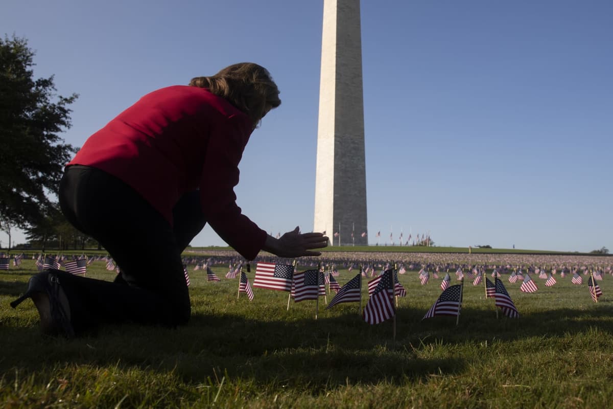 Nancy Pelosi asetti pienen Yhdysvaltain lipun nurmelle Washingtonin National Mall -puistossa.