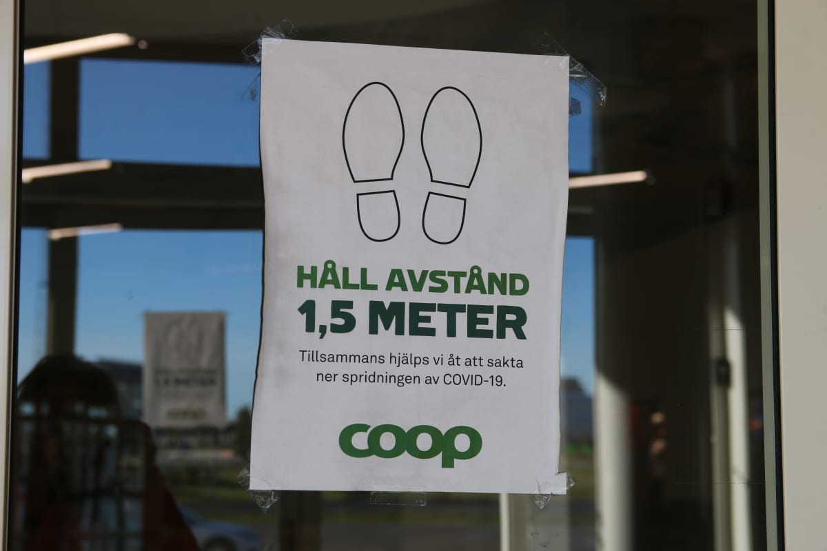 turvaväleistä muistuttava lappu ruokakaupan ovessa Haaparannalla