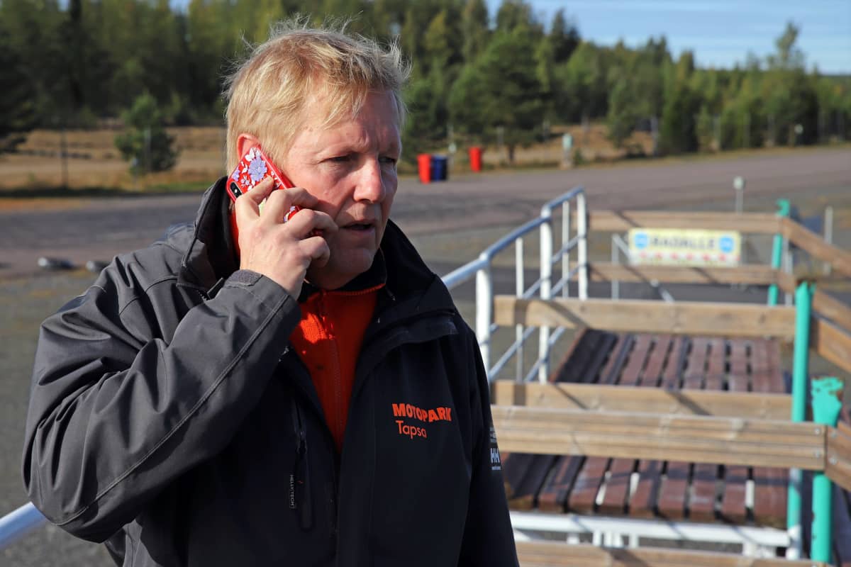 Motoparkin yrittäjä puhuu puhelimessa.