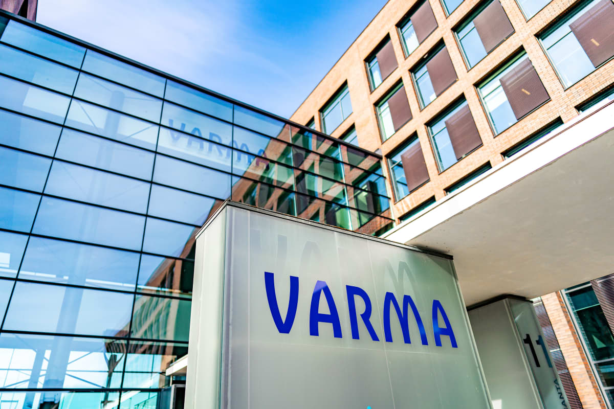 Työeläkevakuutusyhtiö Varman logo pääkonttorin edustalla.