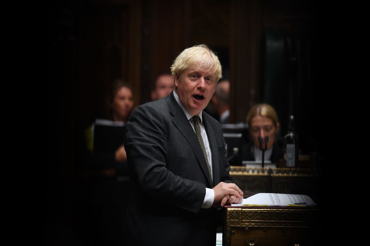 Boris Johnson puhuu.