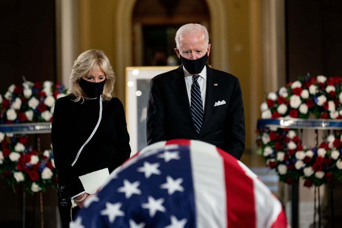 Demokraattien presidenttiehdokas Joe Biden ja hänen vaimonsa Jill Biden kävivät kunnioittamassa 18. syyskuuta kuolleen korkeimman oikeuden liberaalituomarin Ruth Bader Ginsburgin muistoa 25. syyskuuta 2020.