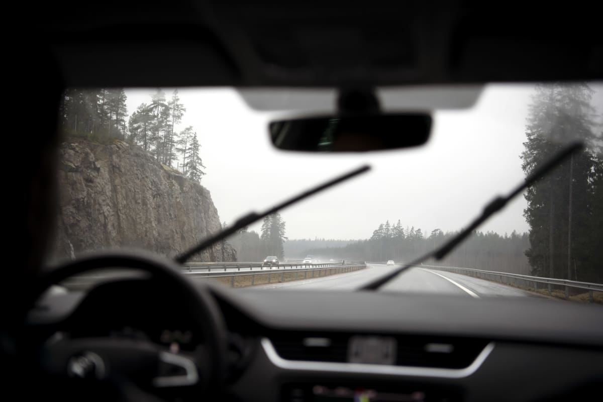 Liikennettä moottoritiellä vesisateessa.