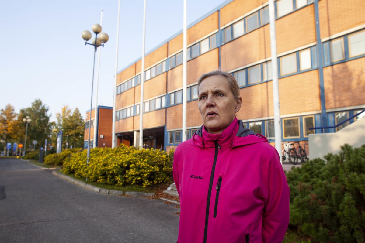 Yliopiston tutkija kampuksen pihalla.