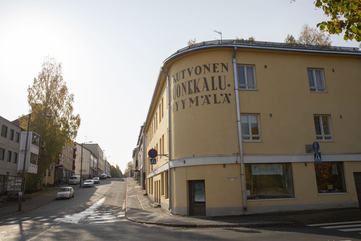 Julius Kutvosen huonekalumyymälärakennuksen julkisivu Suonenjoella.
