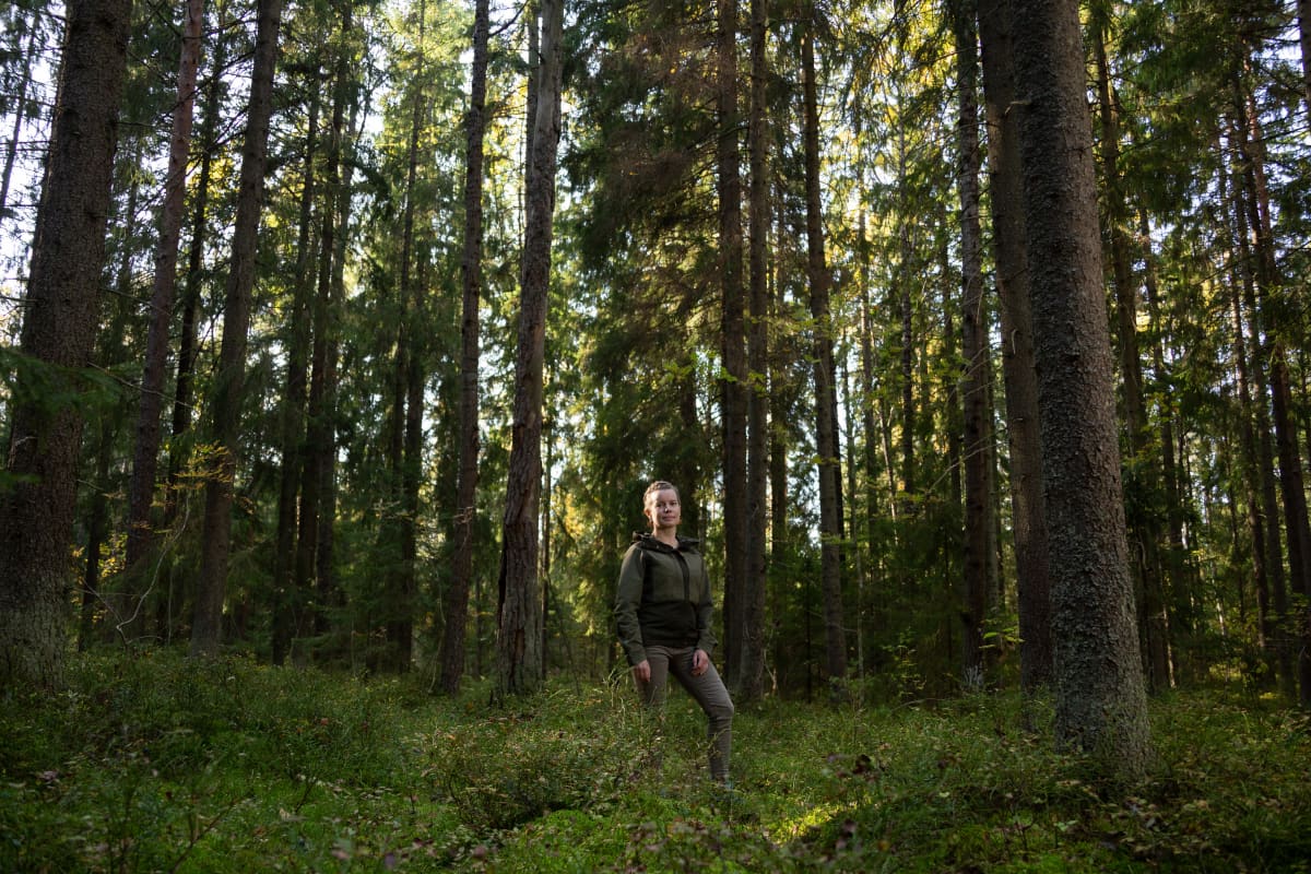 Tietokirjailija ja eläinaktivisti Mia Takula Paloheinän aarniometsässä.