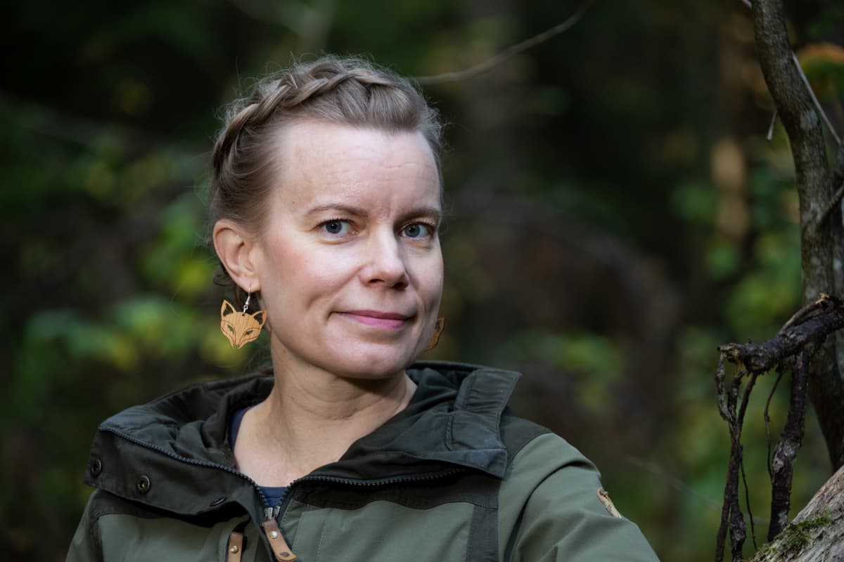 Tietokirjailija ja eläinaktivisti Mia Takula Paloheinän aarniometsässä.