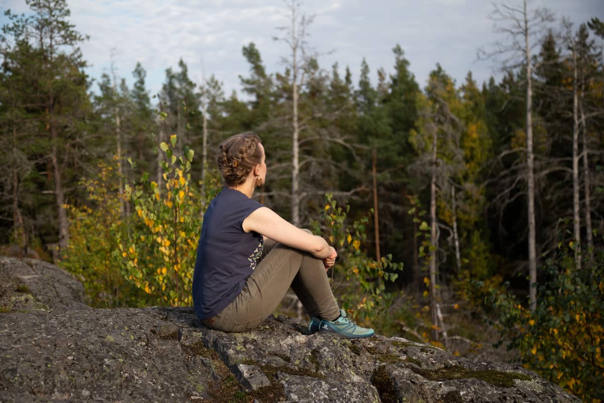 Tietokirjailija ja eläinaktivisti Mia Takula Paloheinän Haltiavuorella.