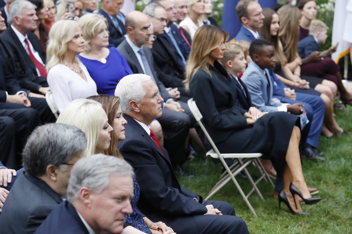 Ihmiset seurasivat Trumpin korkeimman oikeuden tuomariehdokkaan julkistamisseremoniaa Valkoisessa talossa viime lauantaina.