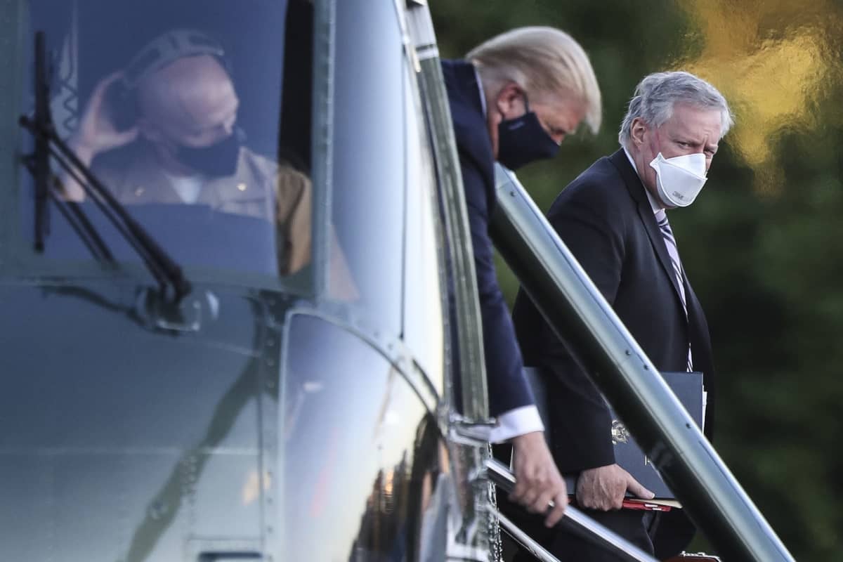 Presidentti Trump saapui Valkoisen talon kansliapäällikön Mark Meadowsin kanssa helikopterilla Walter Reedin sotilasairaalaan.