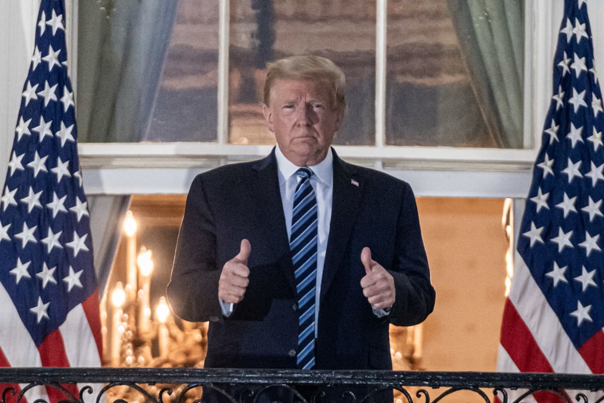 Presidentti Donald Trump näyttää kahta peukkua Valkoisen talon parvekkeelta.