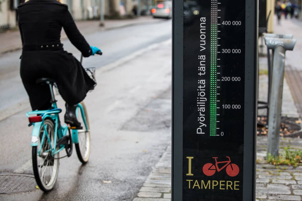 Pyöräilijä Tampereen keskustassa.