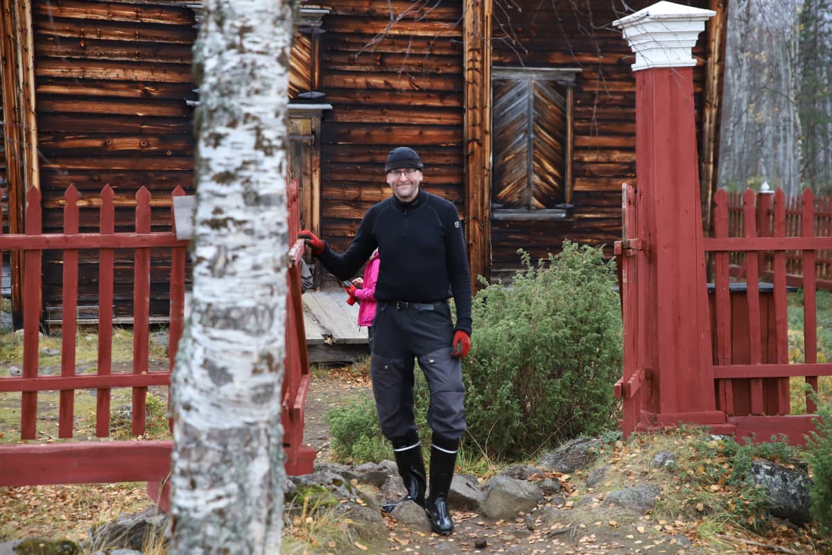 Tuomo Huusko, Inarin kirkkoherra Pielpajärven kirkon portilla