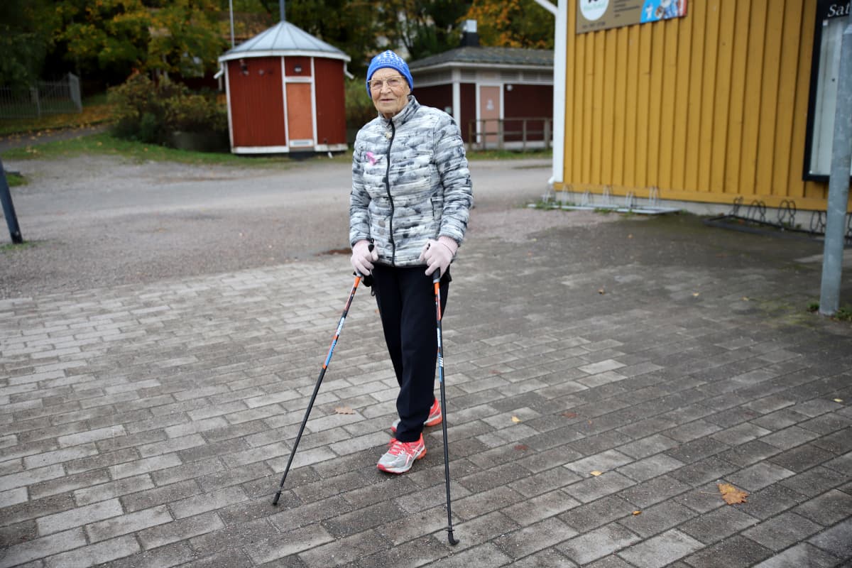 Siiri Rantanen nojaa sauvoihinsa kävelylenkillä Vesijärven satama-alueella