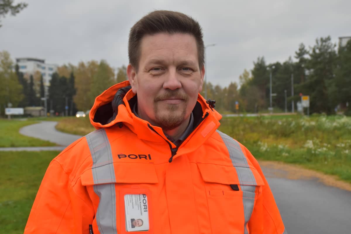 Porin kaupungin infrayksikön päällikkö Markku Koppelomäki Aittaluodon alueella.