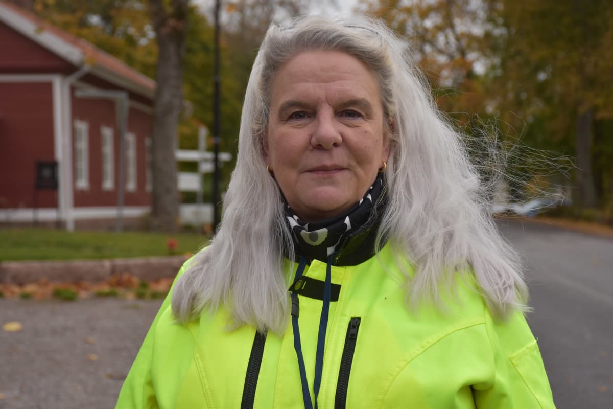 Euran kunnan yhdyskuntatekniikan päällikkö Anne Saarenvalta Kauttuan klubin maisemissa.