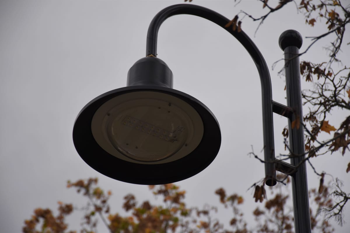 Eurassa Kauttuan klubin läheisyydessä olevat led-valot, jotka on räätälöity vanhaan ruukimaisemaan sopiviksi.