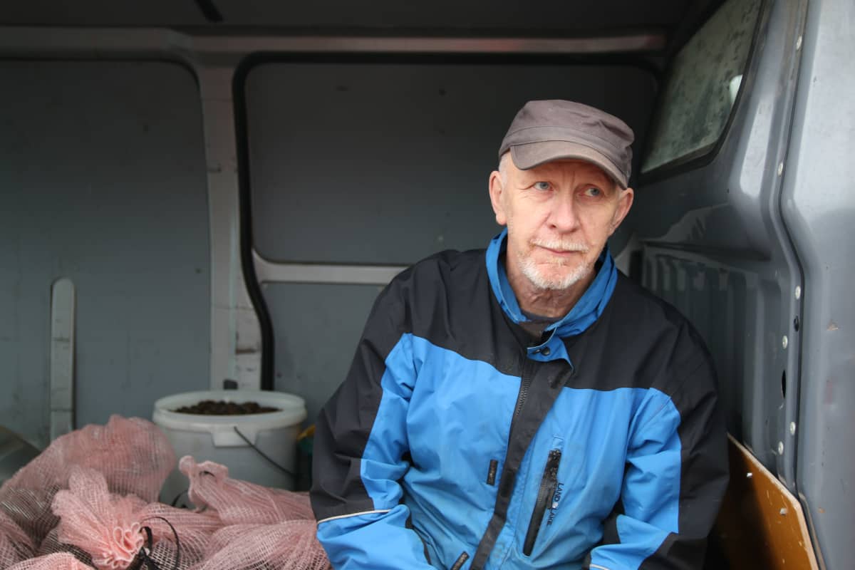 Antero Huutola on tulossa myymään poimimaansa käpylastia Metsähallituksen ostopisteeseen.