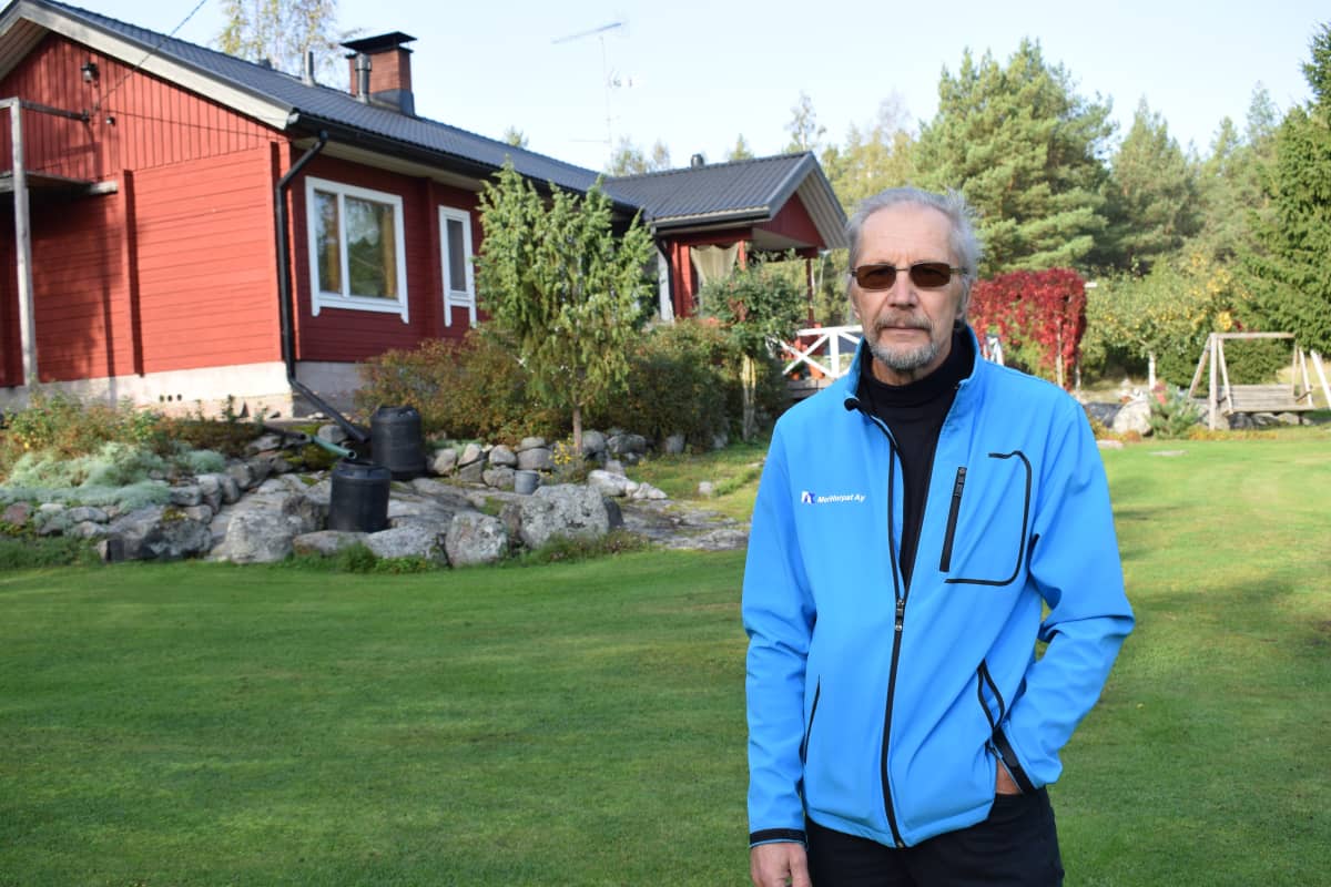 Kari Saramo kotinsa pihalla Uudenkaupungin saaristossa.