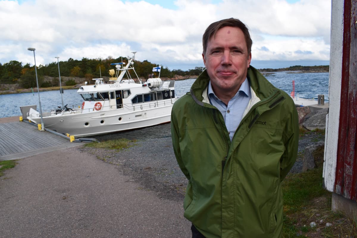 Laivayrittäjä Daniel Wilson Örön satamassa.