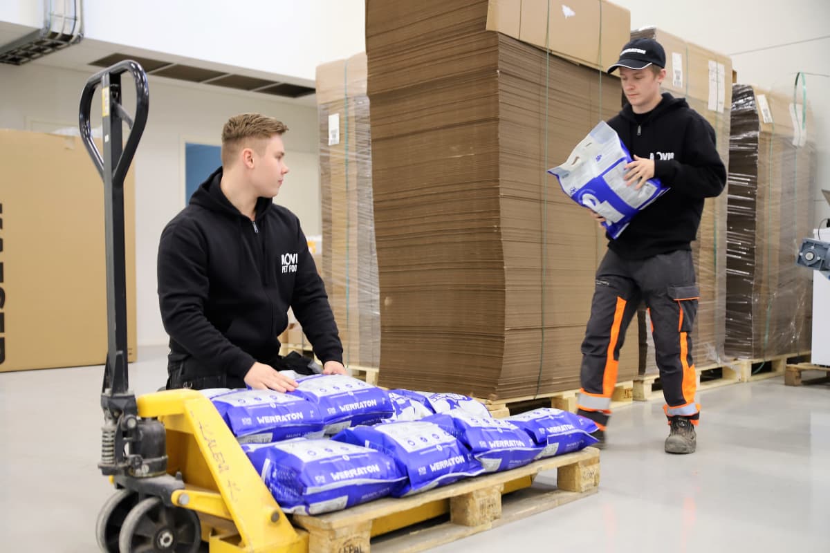 koiranruokapusseja siirretään varastoon
