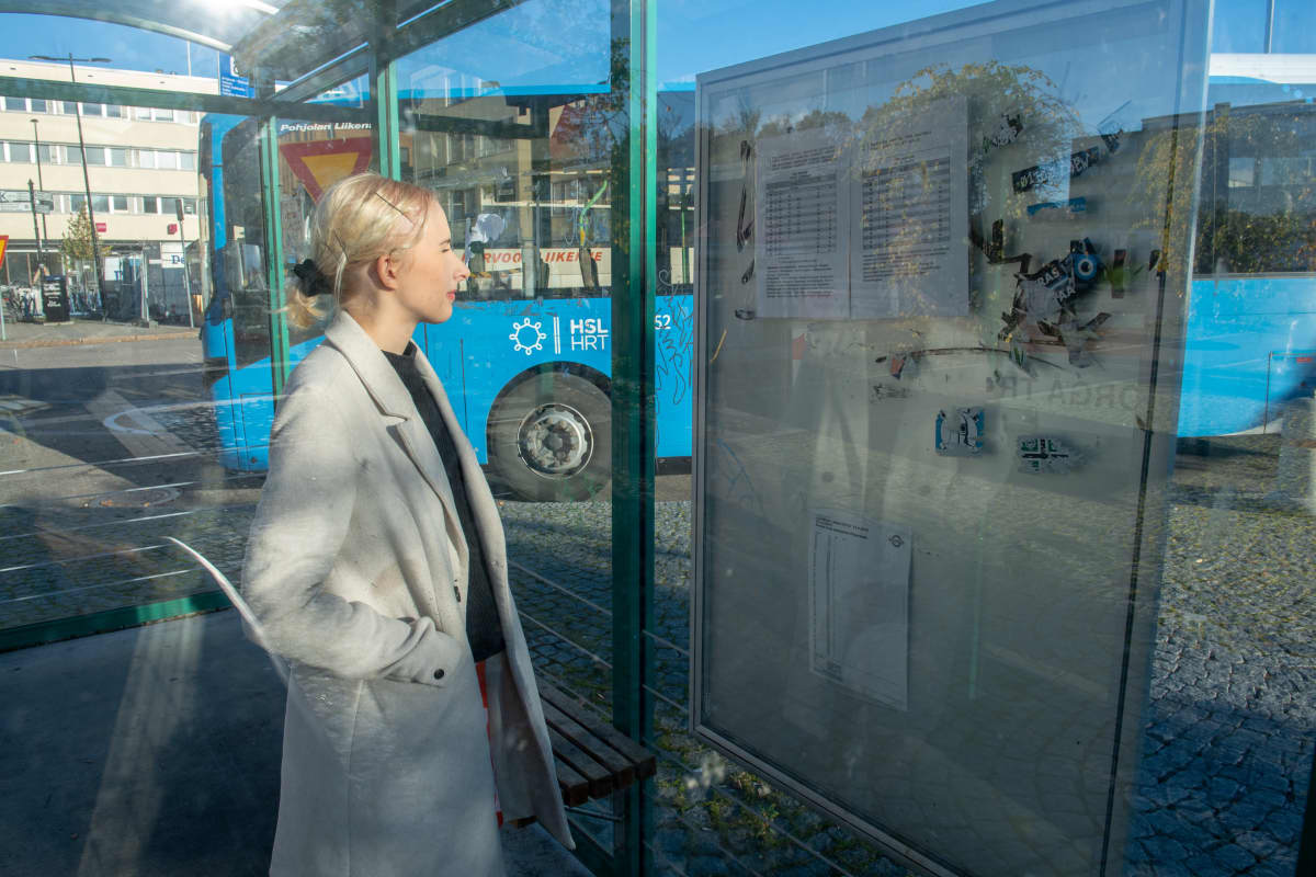 Nuori kuntavaaliehdokas Vilhelmina Eskola Porvoon linja-autoasemalla.