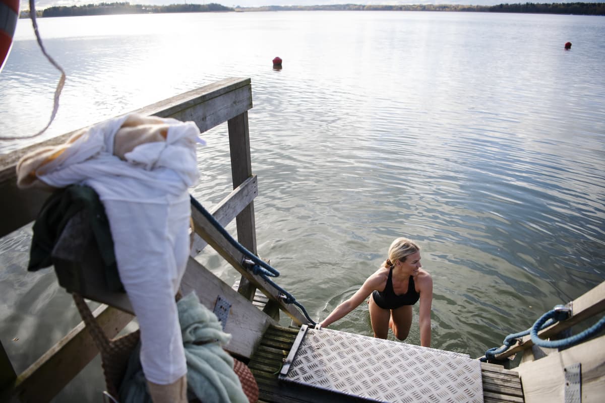 Kuvassa on yrittäjä Emilia Vuorisalmi meren rannalla Helsingissä lokakuussa 2020.