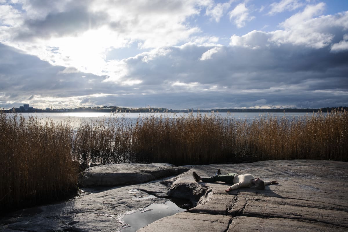 Kuvassa on yrittäjä Emilia Vuorisalmi meren rannalla Helsingissä lokakuussa 2020.