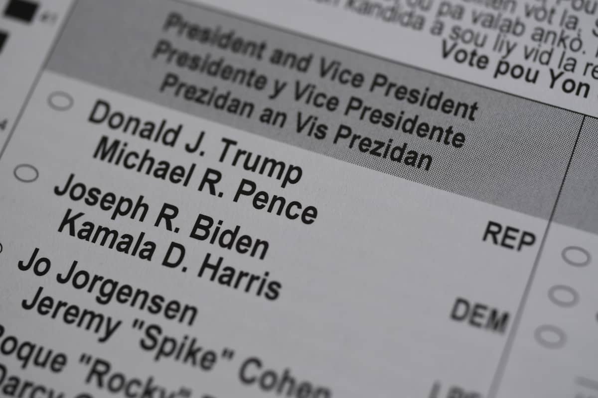 Lähikuva amerikkalaisesta vaalilipussa. Näkyvissä vaihtoehdot Donald J. Trump/Michael Pence sekä Joseph Biden/Kamala D. Harris.