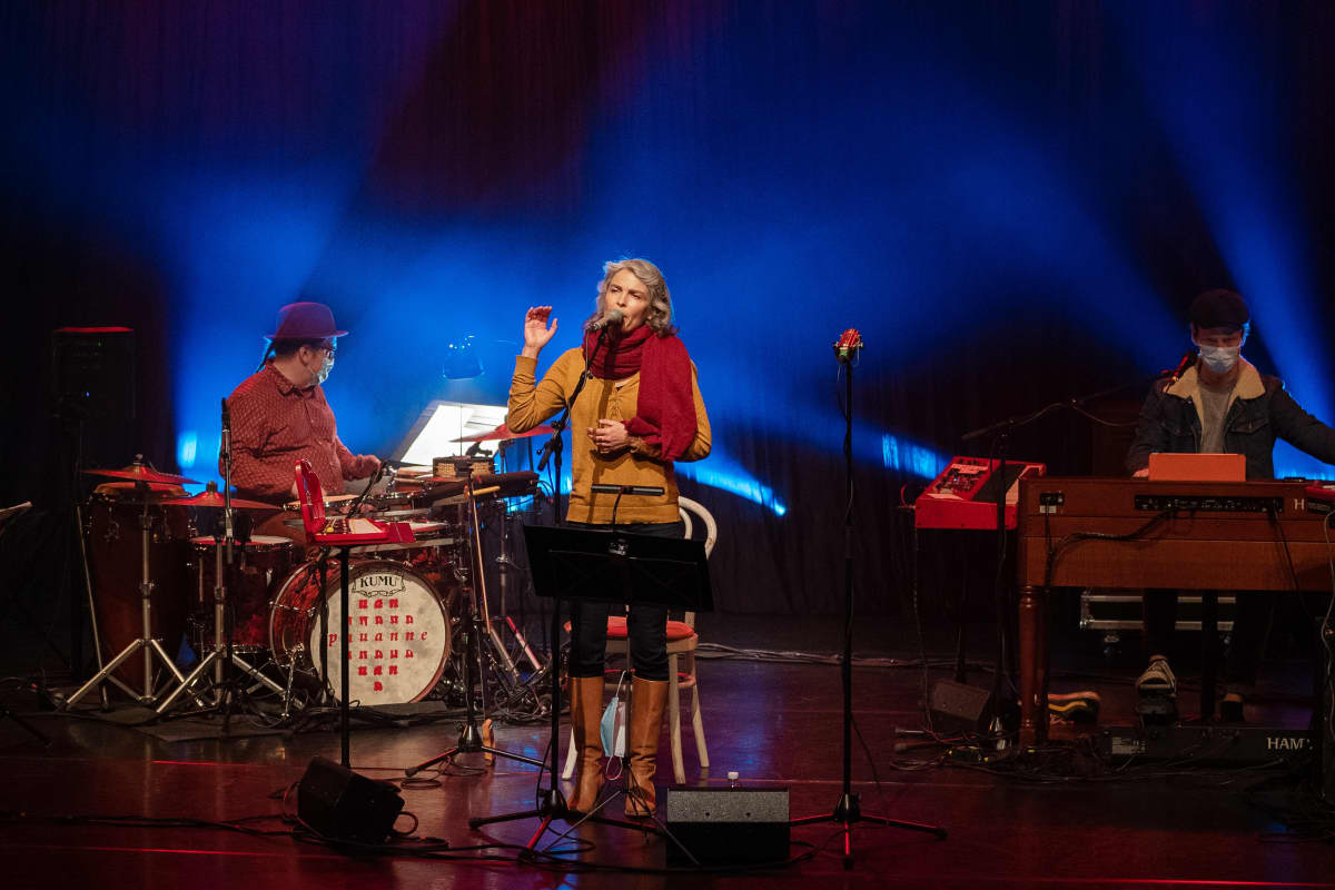 Näyttelijä-laulaja Irina Björklund, kuvattu 17.10.2020 Sellosalissa