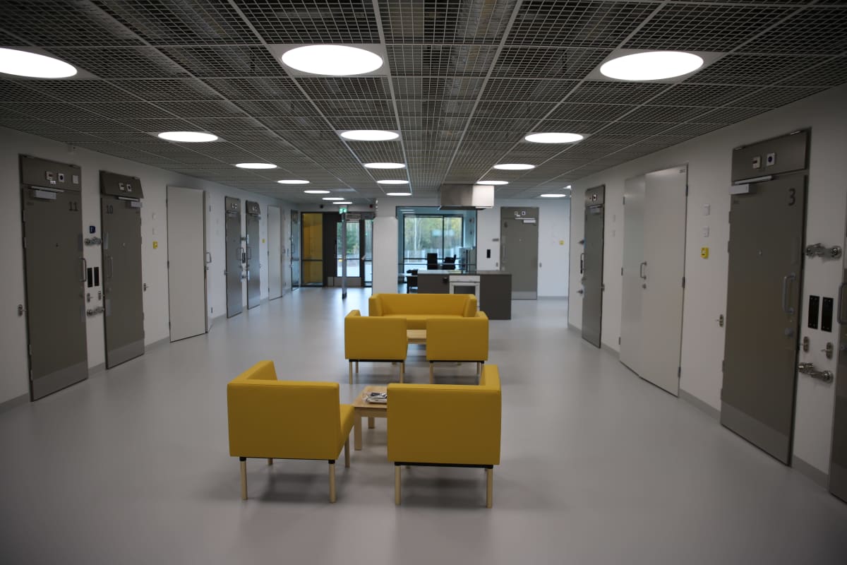 Hämeenlinnan uuden naisvankilan sellikäytävä