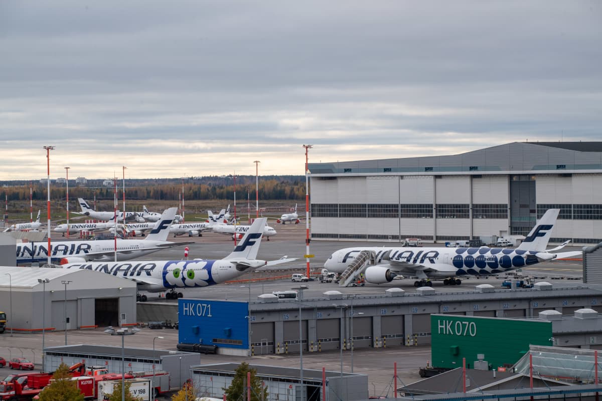 Finnair lentokonet Helsinki Vantaa lentoasemalla.
