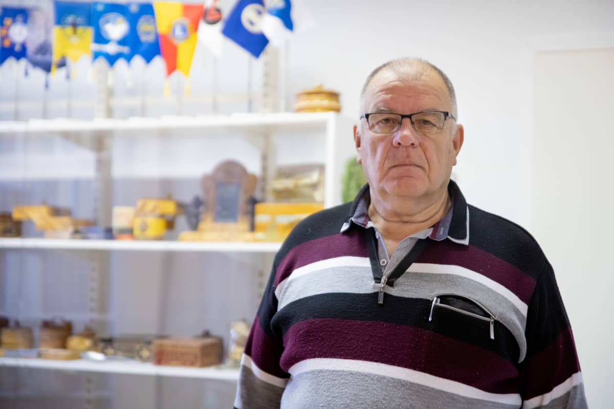 Jarmo Helttula katsoo kameraan