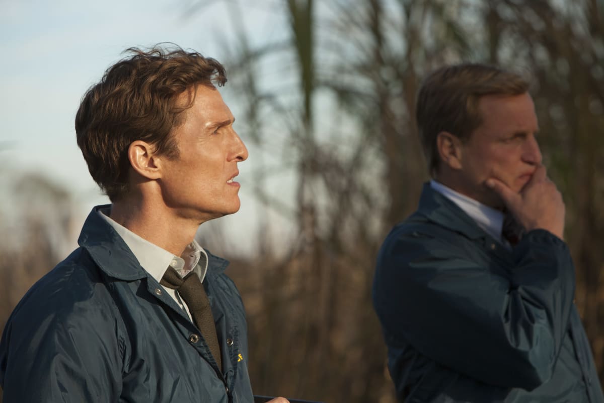 Matthew McCounaghey ja Woody Harrelson tv-sarjassa True Detective