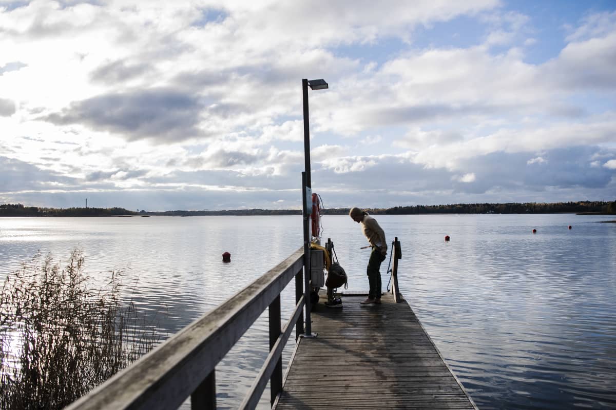 Kuvassa on yrittäjä Emilia Vuorisalmi meren rannalla Helsingissä lokakuussa 2020.