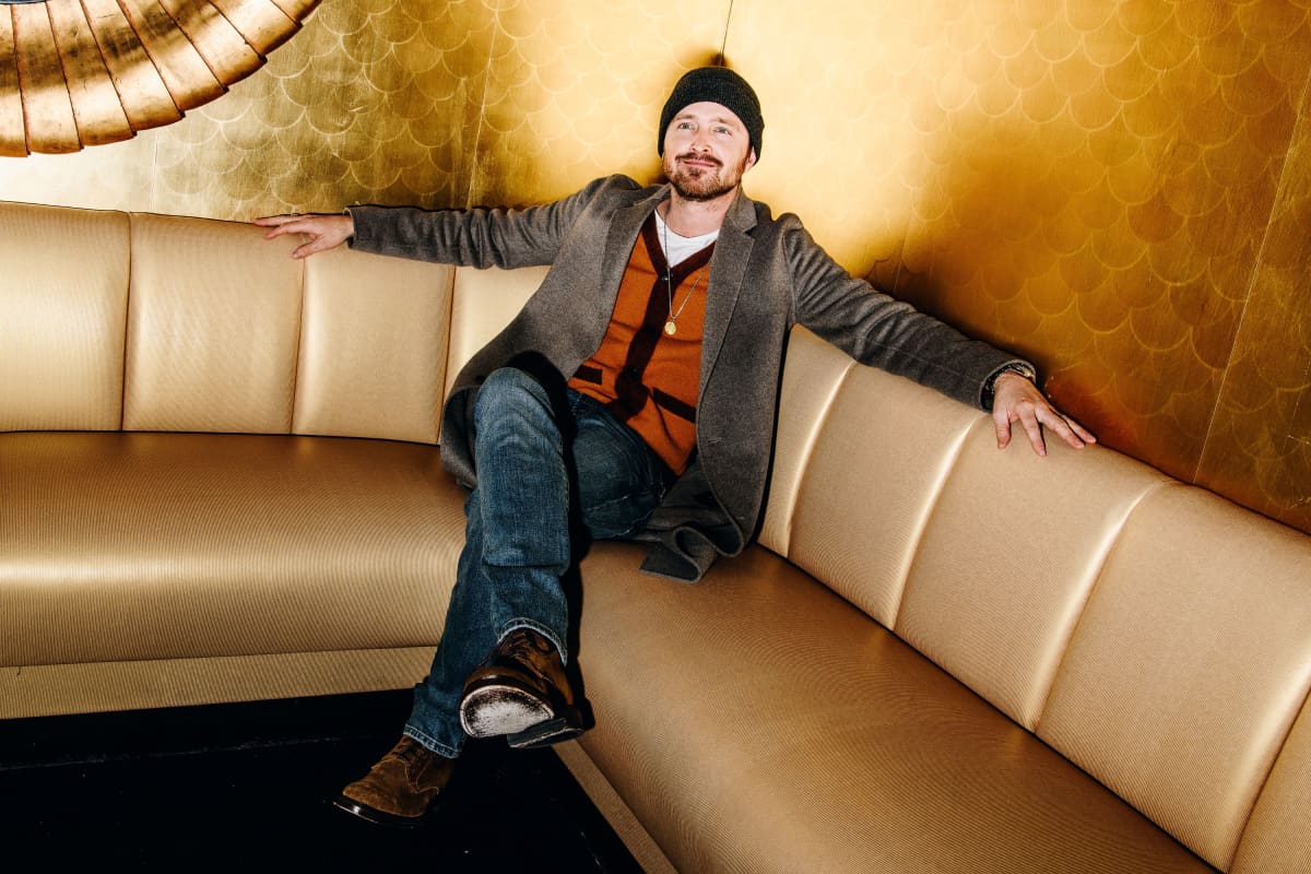 Aaron Paul sohvassa
