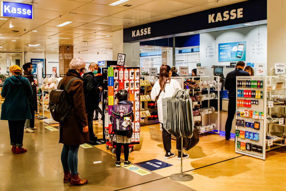 Ihmisiä jonottamassa kaupan kassalle