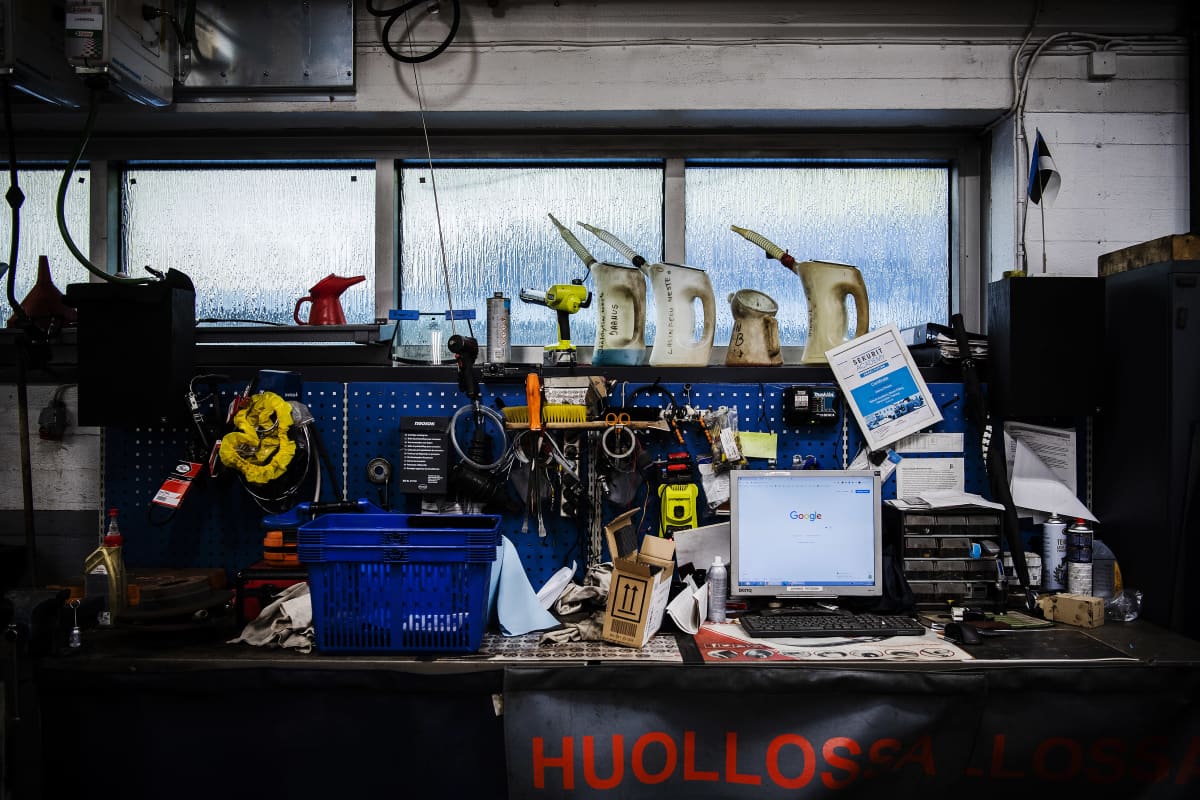 Kuvassa on tietokone ja työkaluja helsinkiläisellä autohuoltamolla 23. lokakuuta 2020.