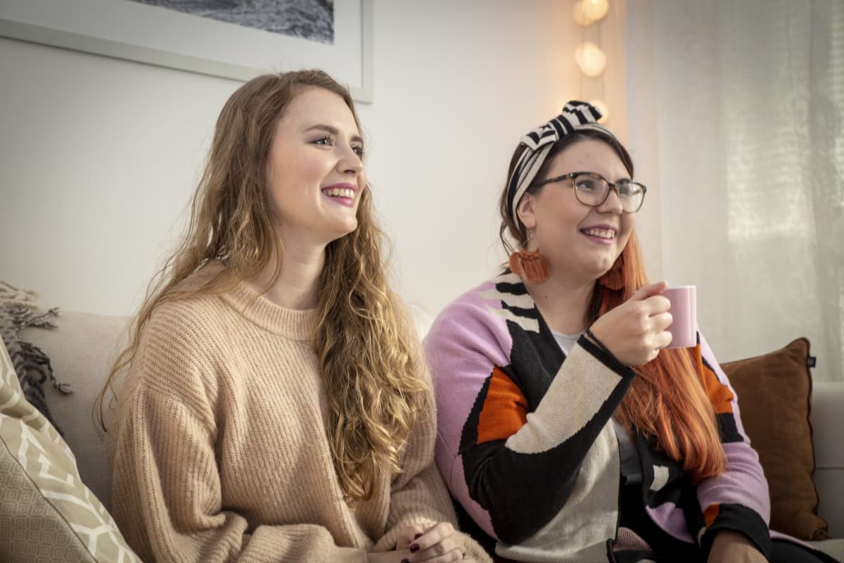 Sonja Antila ja Hanna Rantalainen ovat virtuaalisesti häämessuilla Rantalaisen kotona.
