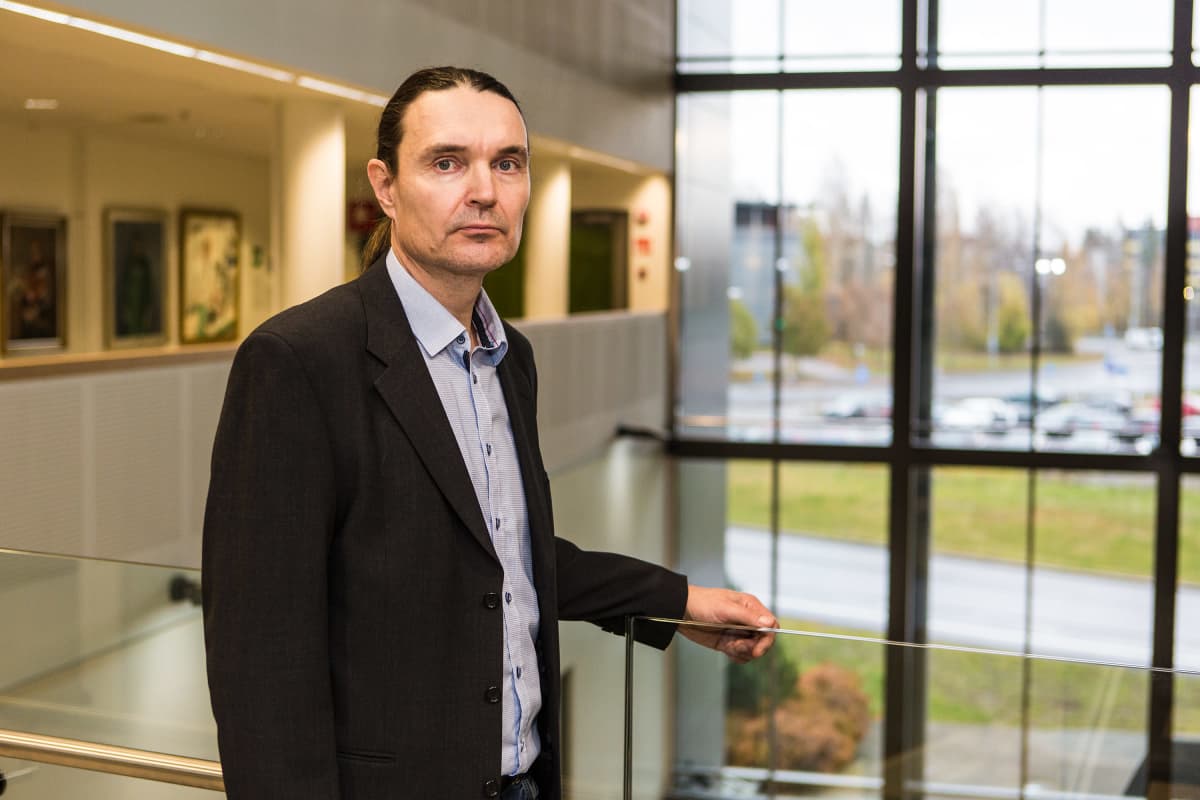 Tampereen yliopiston psykiatrian professori Olli Kampman.