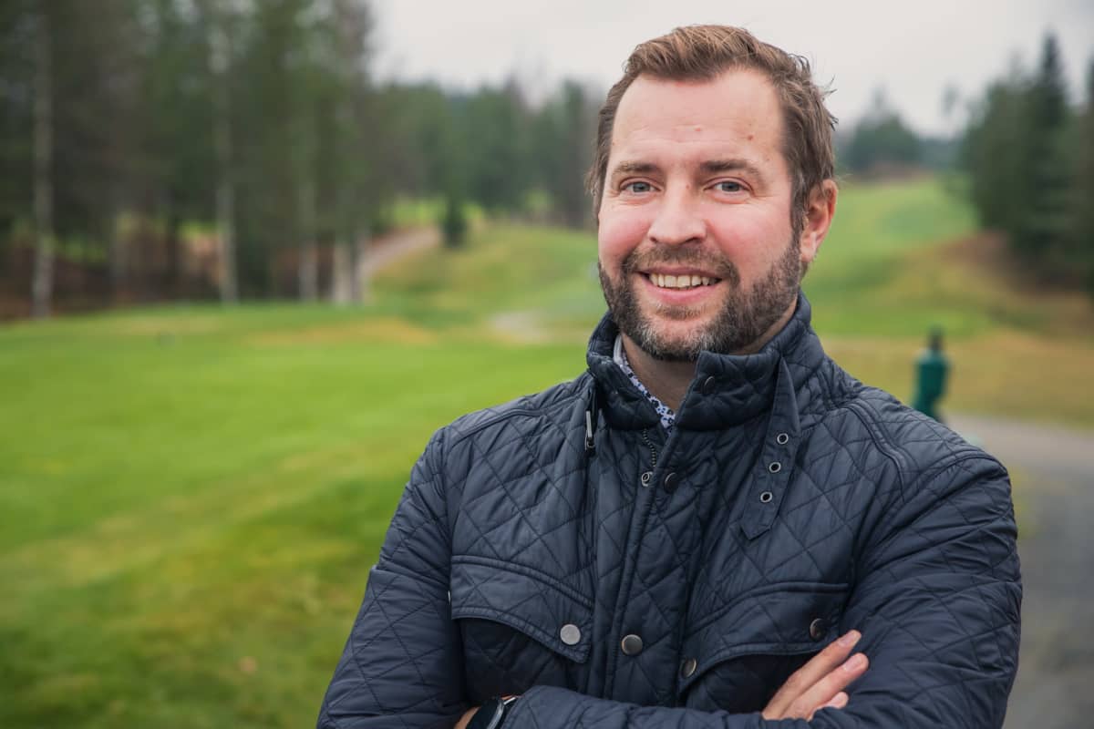 Muurame Golfin toimitusjohtaja Joonas Nieminen poseeraa kenttänsä edustalla.