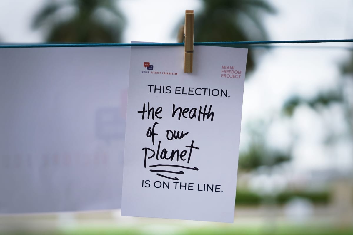 Pyykkinarulla roikkuu paperi, jossa lukee "The health of our Planet".