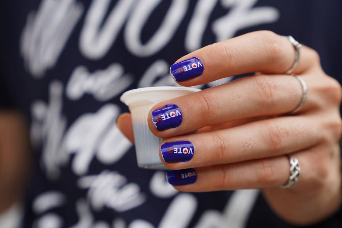 Naisen kynnet, joissa lukee "I Voted".