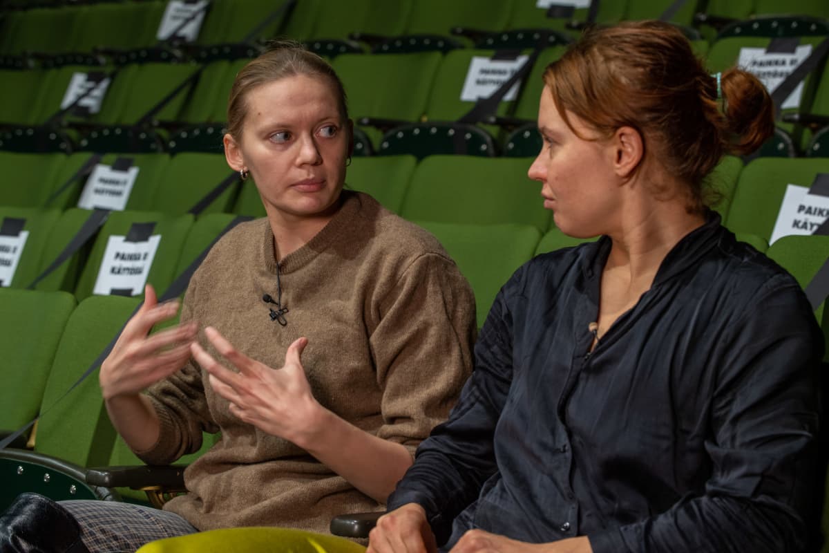 Ruusu ja Seidi Haarlan harjoituksessa Kom-teatterissa.