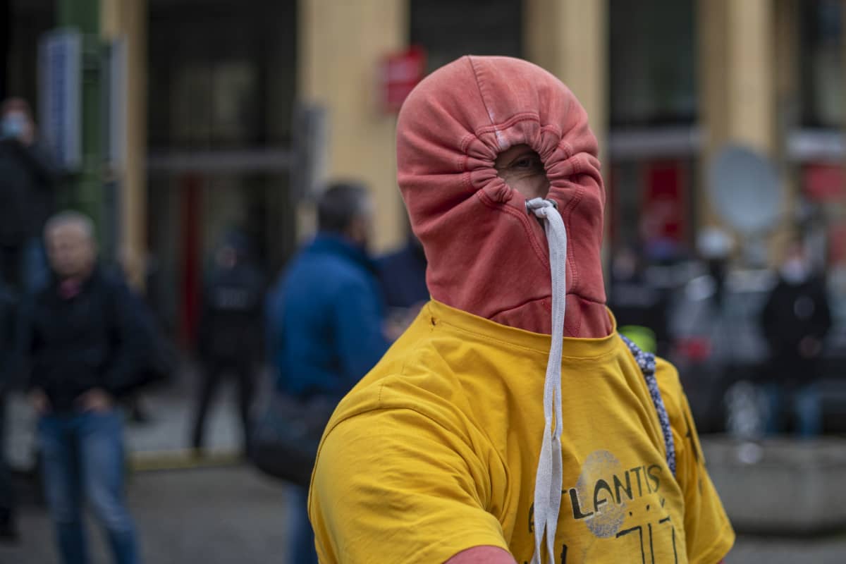 Prahalaismies osoitti keskiviikkona mieltään Tšekin ilmoittamia uusia rajoituksia vastaan.