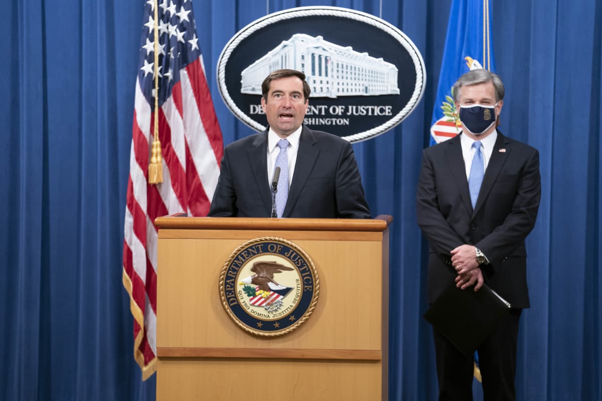 Kansallisen turvallisuuden apulaisoikeusministeri John Demers (vasemmalla) ja liittovaltion poliisin FBI:n johtaja Christopher Wray järjestivät virtuaalisen tiedotustilaisuuden Washingtonissa Yhdysvalloissa 28. lokakuuta 2020.